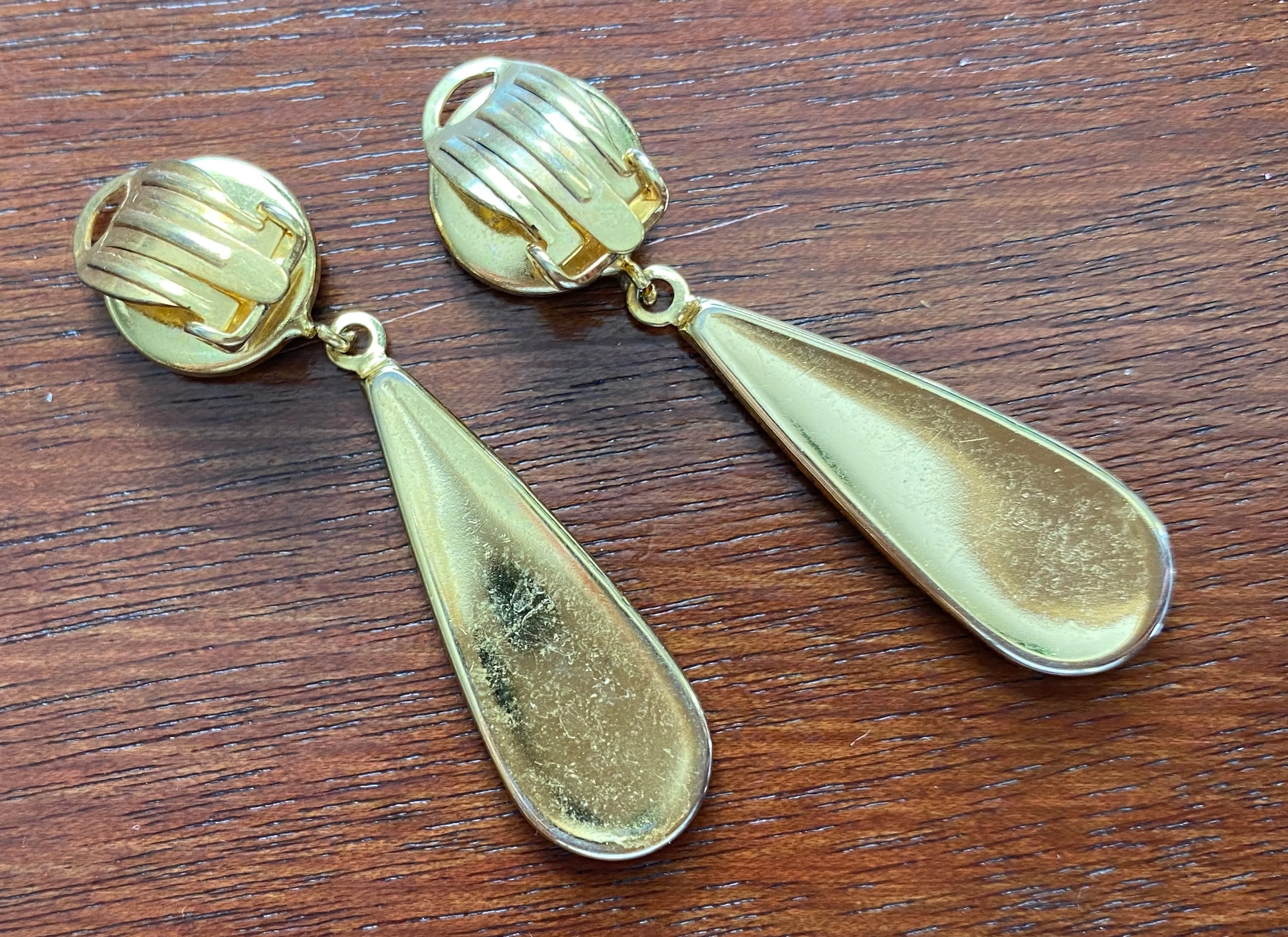 Vintage Gold Tone Metal Black Damascene Tear Drop Clip on Earrings