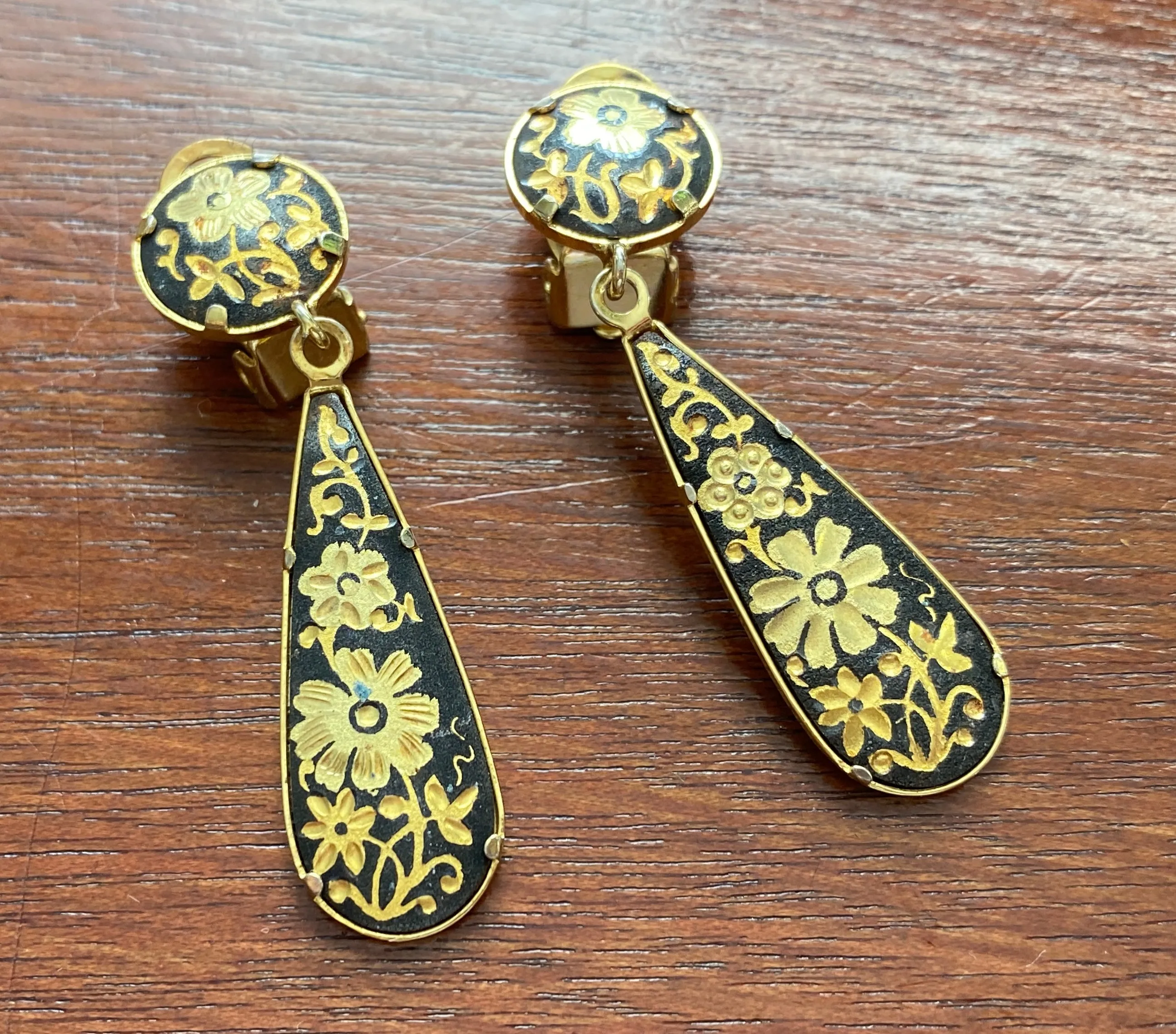 Vintage Gold Tone Metal Black Damascene Tear Drop Clip on Earrings